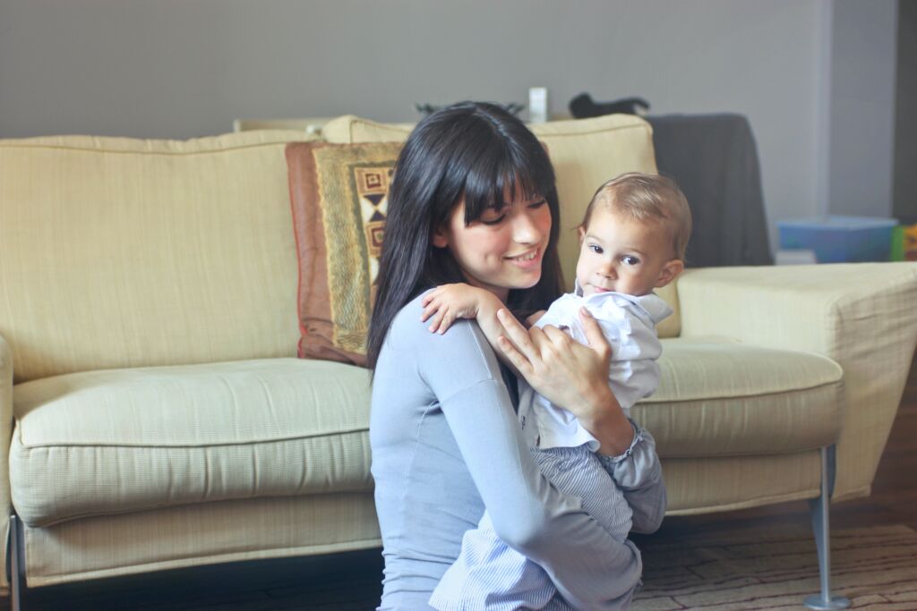 Programa Au Pair nos EUA - Preços de Referência - Jovem mulher segurando bebe